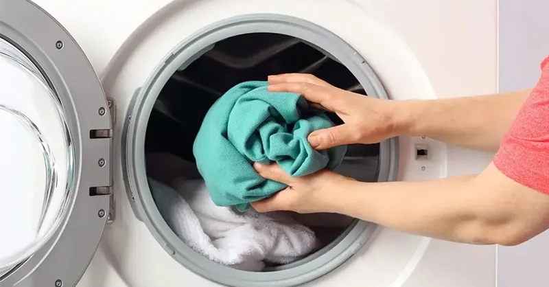 Cho lượng quần áo vừa phải vào máy sấy Candy