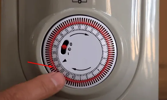 Trên đồng hồ máy sưởi dầu Tiross có tất cả 96 thanh gạt màu đỏ, dùng để cài đặt thời gian bật/tắt