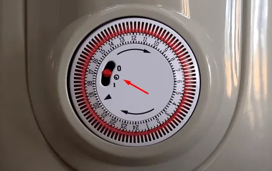 Chọn chế độ hẹn giờ trên bảng điều khiển của máy sưởi dầu Tiross bằng cách gạt nút đỏ