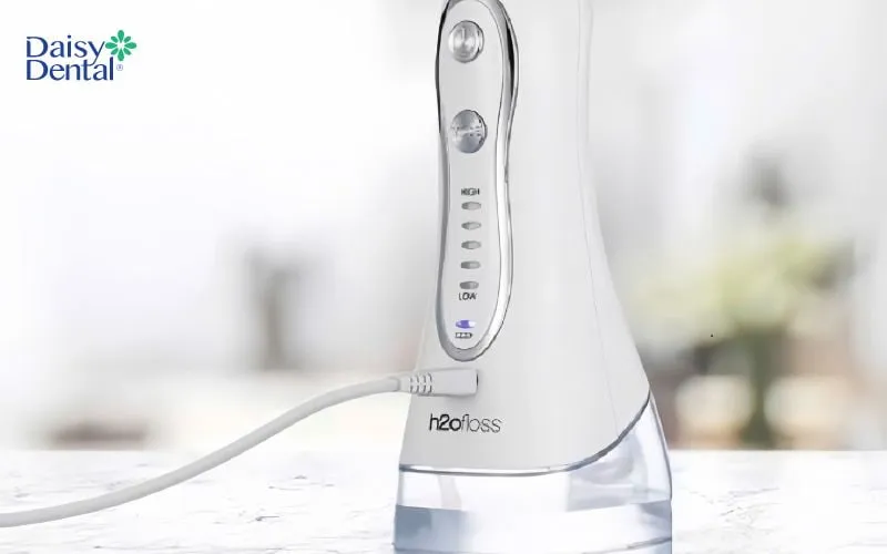 Sạc máy tăm nước H2ofloss bằng củ sạc điện thoại thông thường