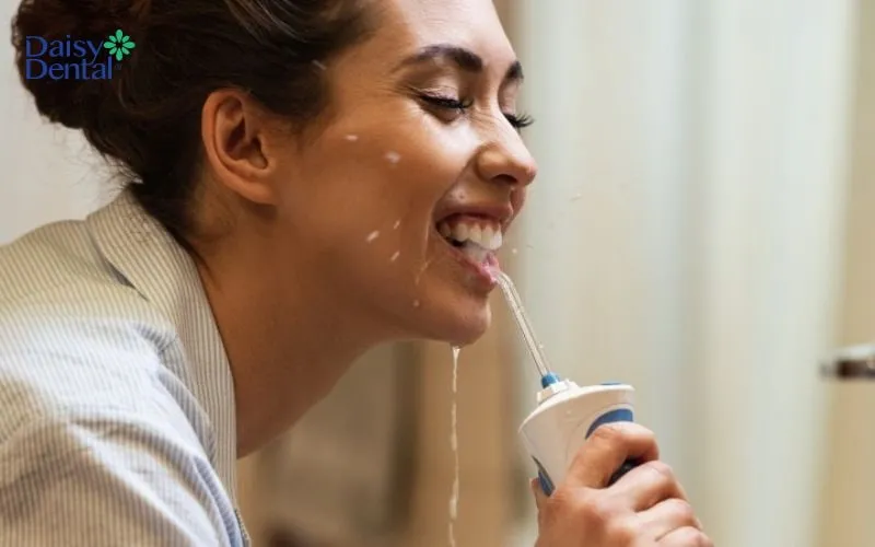 Nên cúi người và mở khoang miệng khi sử dụng để nước dễ thoát ra