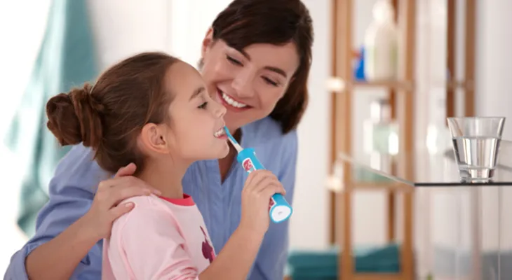 Trẻ em khi sử dụng máy tăm nước cần có sự giám sát của người lớn để đảm bảo an toàn