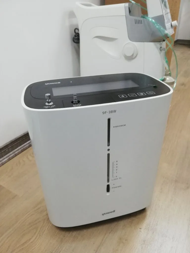 Bệnh nhân sử dụng máy tạo oxy Yuwell tại nhà, lưu ý quan trọng khi dùng.