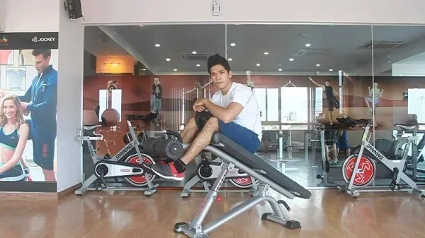 Người tập luyện cơ bụng trên ghế cong, hướng dẫn cách sử dụng máy tập gym hiệu quả cho vùng bụng