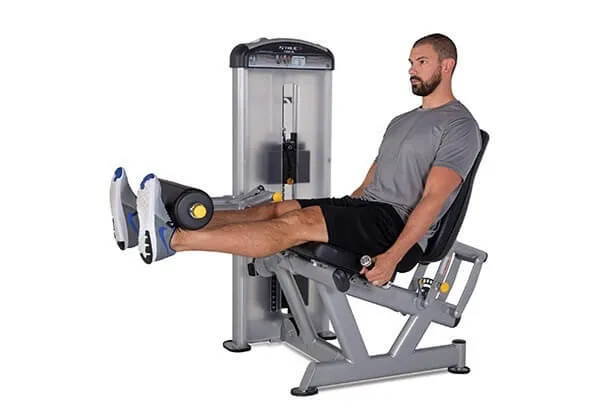 Người thực hiện bài tập đá chân trước trên máy chuyên dụng, chi tiết cách sử dụng máy tập gym chân