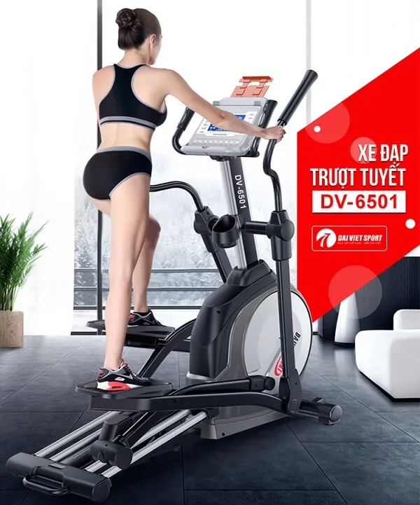 Người tập luyện toàn thân với máy trượt tuyết, hướng dẫn cách sử dụng máy tập gym đa năng