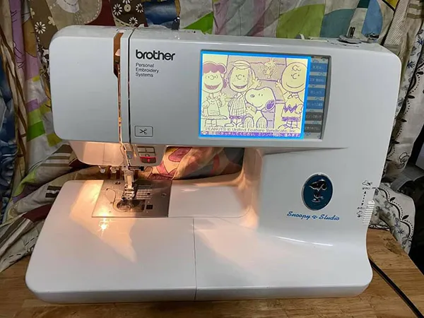 Máy thêu gia đình nhỏ gọn, dễ dàng học cách sử dụng máy thêu