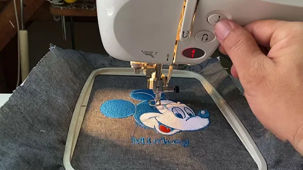 Tiến hành thêu mẫu lên bề mặt vải