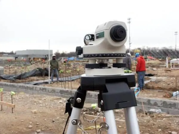 Đặt chân máy thủy bình trên địa hình bằng phẳng và cân chỉnh sơ bộ để chuẩn bị cho quá trình đo đạc