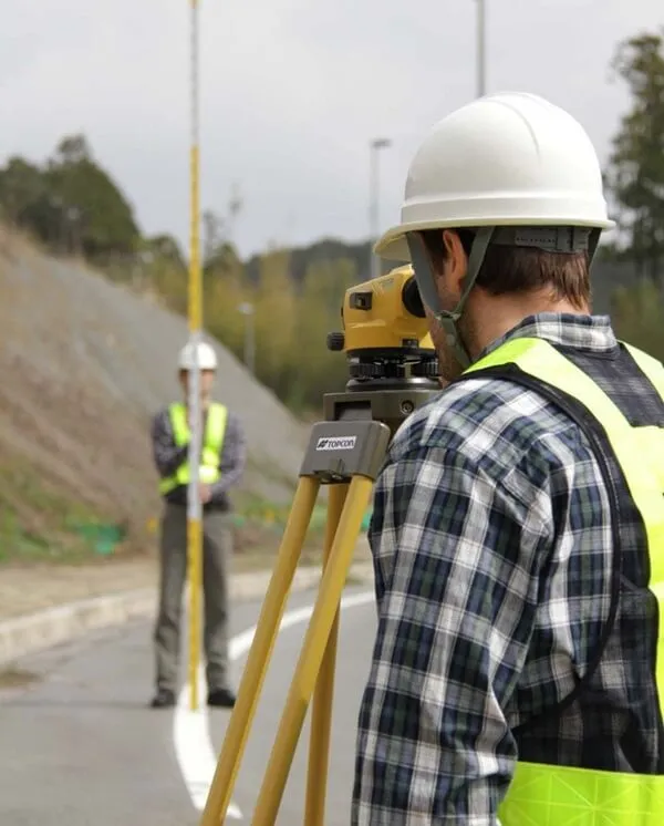 Hình ảnh minh họa vị trí đặt máy thủy bình ở giữa hai mia A và B để thực hiện phép đo chênh cao