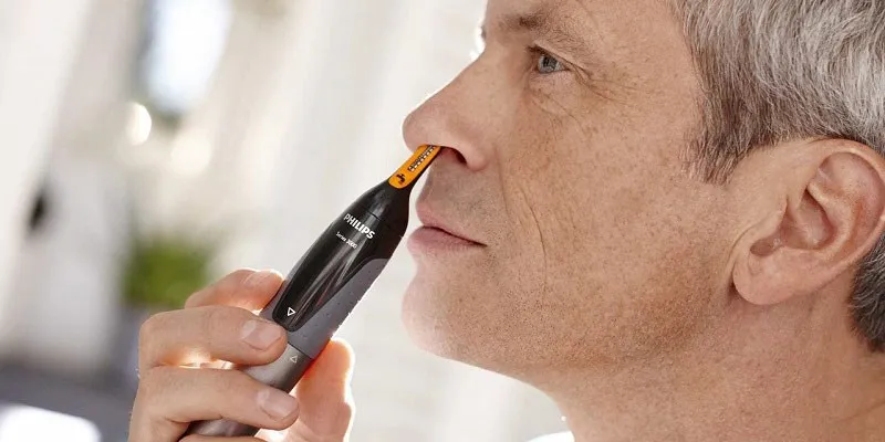 Ngửa cổ ra sau và nhẹ nhàng đưa máy vào sát đầu mũi