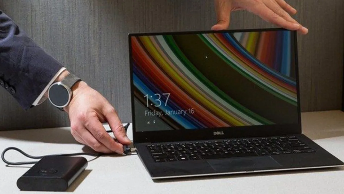 Hình ảnh người dùng laptop đang làm việc với sạc kết nối