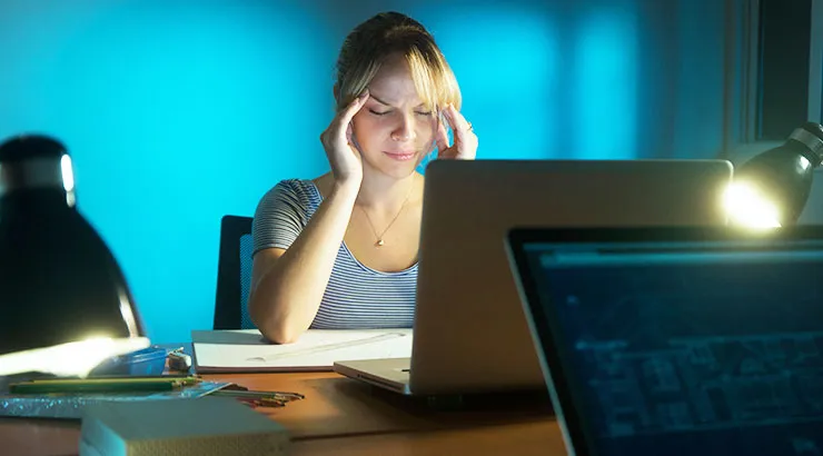 Sinh viên tập trung làm việc trên máy tính, thể hiện cách sử dụng máy tính đúng mục đích học tập.