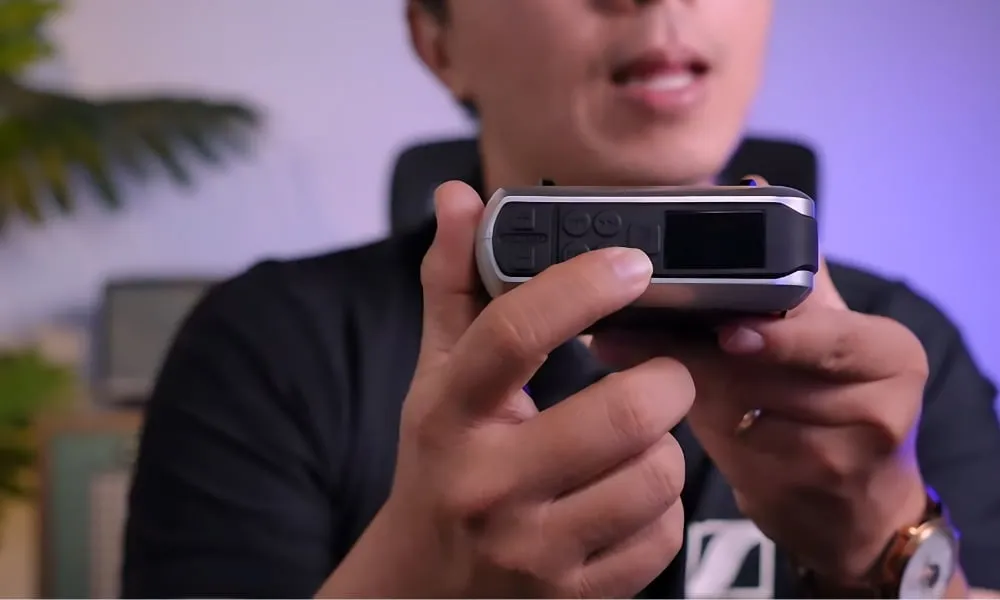 Bật công tắc nguồn để bắt đầu sử dụng máy trợ giảng Aporo T18