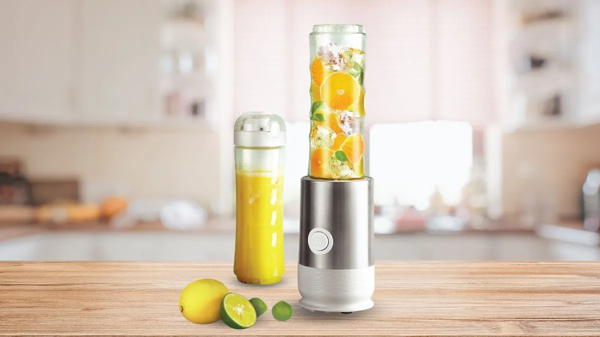 Khởi động máy xay sinh tố cầm tay mini để bắt đầu quá trình xay, điều chỉnh chế độ xay phù hợp.