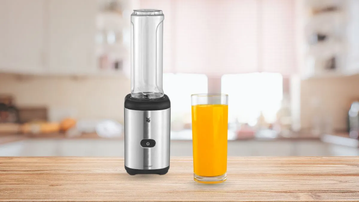 Thành phẩm sinh tố đã được xay nhuyễn từ máy xay sinh tố cầm tay mini, sẵn sàng để thưởng thức ngay tại chỗ.