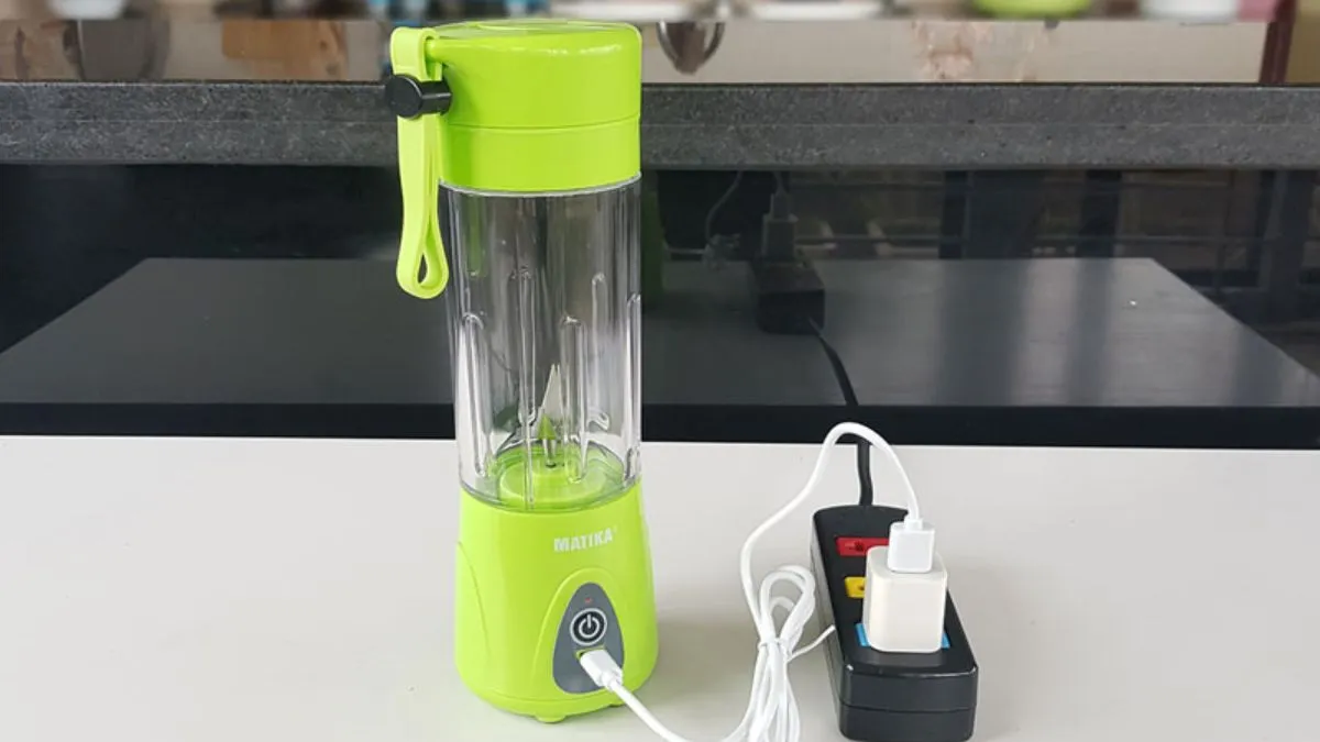 Cắm dây sạc vào cổng sạc của máy xay sinh tố cầm tay mini, thực hiện đúng các bước trong hướng dẫn sạc.