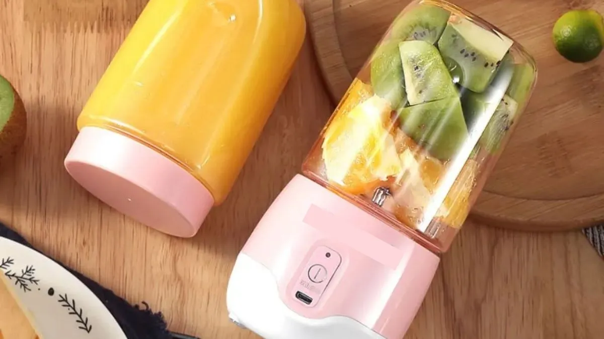 Các loại trái cây tươi ngon như chuối, dâu tây, cam, việt quất là những thực phẩm lý tưởng để xay bằng máy xay sinh tố cầm tay.