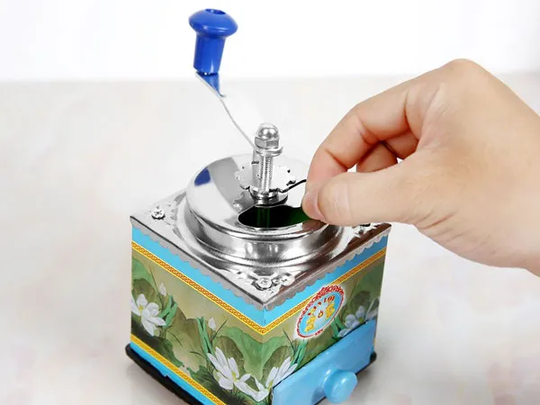 Cách sử dụng máy xay tiêu cầm tay: Loại có tay quay