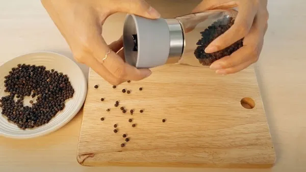 Cách sử dụng máy xay tiêu cầm tay: Loại không có tay quay