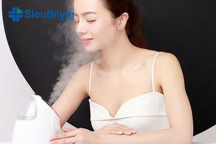 Người phụ nữ thoa kem dưỡng ẩm sau khi xông mặt để khóa ẩm cho da