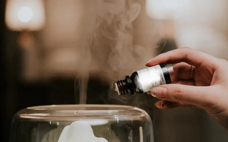 Quy trình đổ nước và tinh dầu vào máy khuếch tán, bước đầu tiên trong cách sử dụng máy khuếch tán tinh dầu hiệu quả.