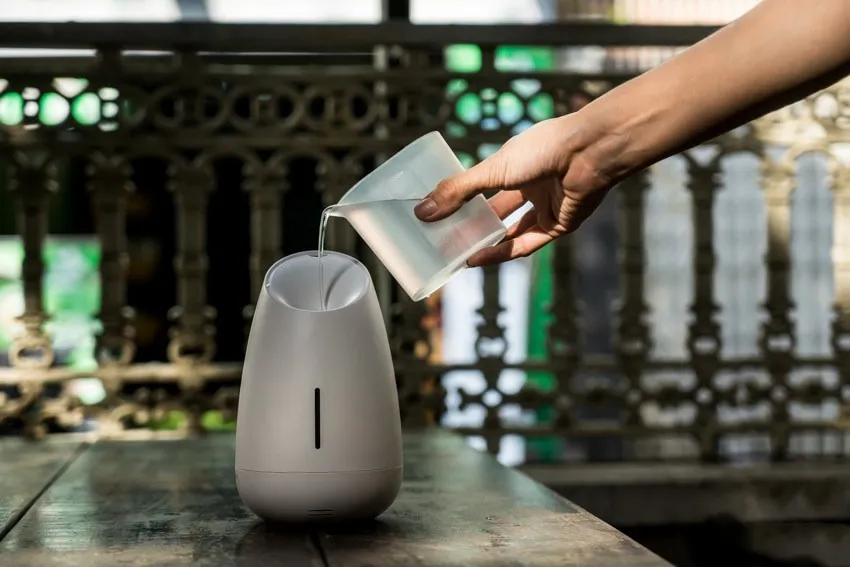 Hướng dẫn các bước thêm nước và tinh dầu vào máy xông tinh dầu aroma diffuser đúng cách