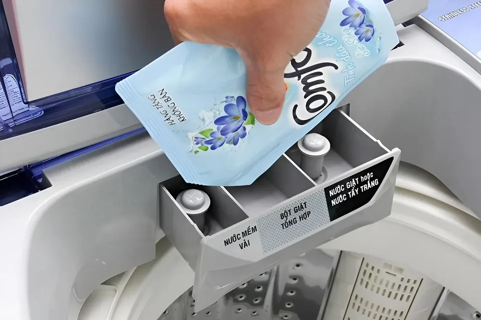 Cách sử dụng ngăn chứa chất giặt tẩy trên máy giặt Electrolux