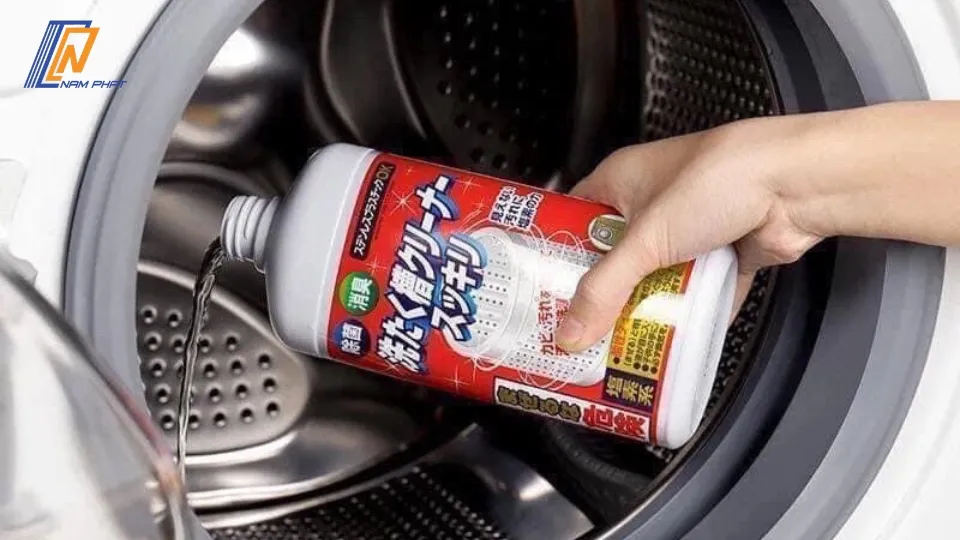 Người dùng kiểm tra bên trong máy giặt