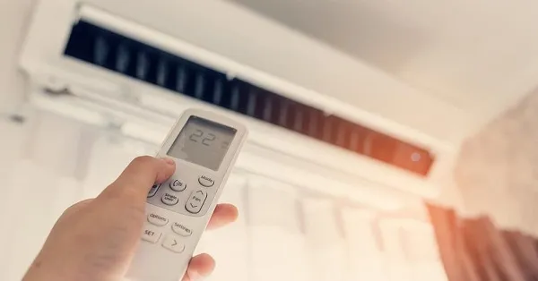 Minh họa việc điều chỉnh remote máy lạnh về chế độ Cool để khắc phục tình trạng máy không lạnh, hỗ trợ cách sử dụng remote máy lạnh đúng.