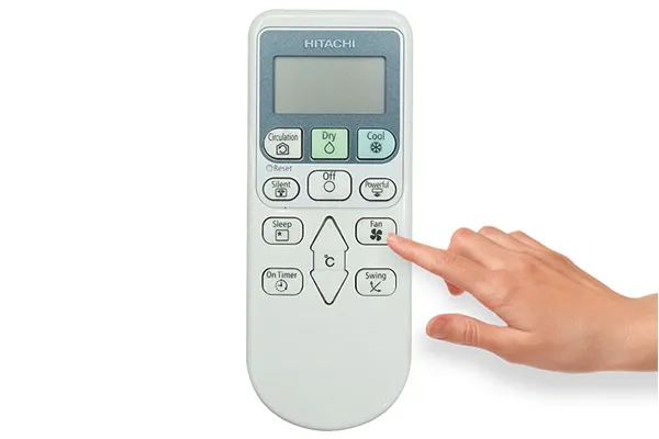 Điều chỉnh tốc độ quạt gió bằng nút Fan trên remote máy lạnh Hitachi, một phần quan trọng trong cách sử dụng remote máy lạnh Hitachi tiếng Nhật.