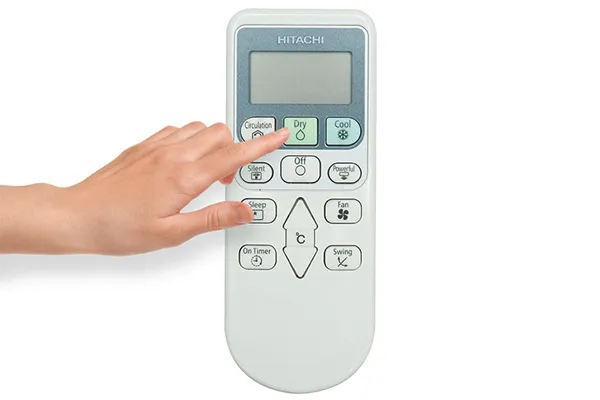 Nút Dry trên remote máy lạnh Hitachi kích hoạt chế độ hút ẩm, một chế độ quan trọng trong cách sử dụng remote máy lạnh Hitachi tiếng Nhật.