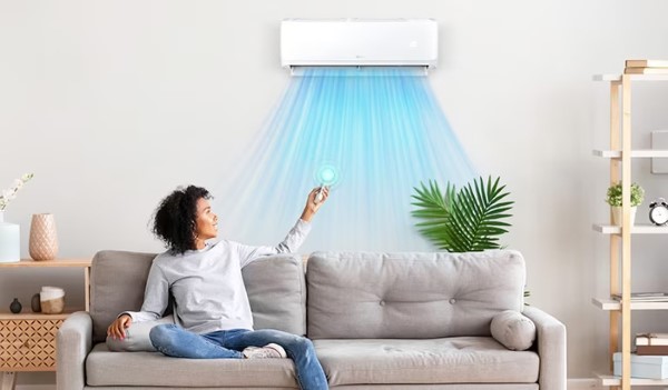 Remote máy lạnh LG đời cũ với nút kích hoạt chế độ tiết kiệm điện năng