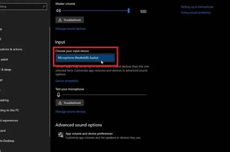 Bảng điều khiển âm thanh hiển thị lựa chọn tai nghe làm thiết bị đầu vào mặc định