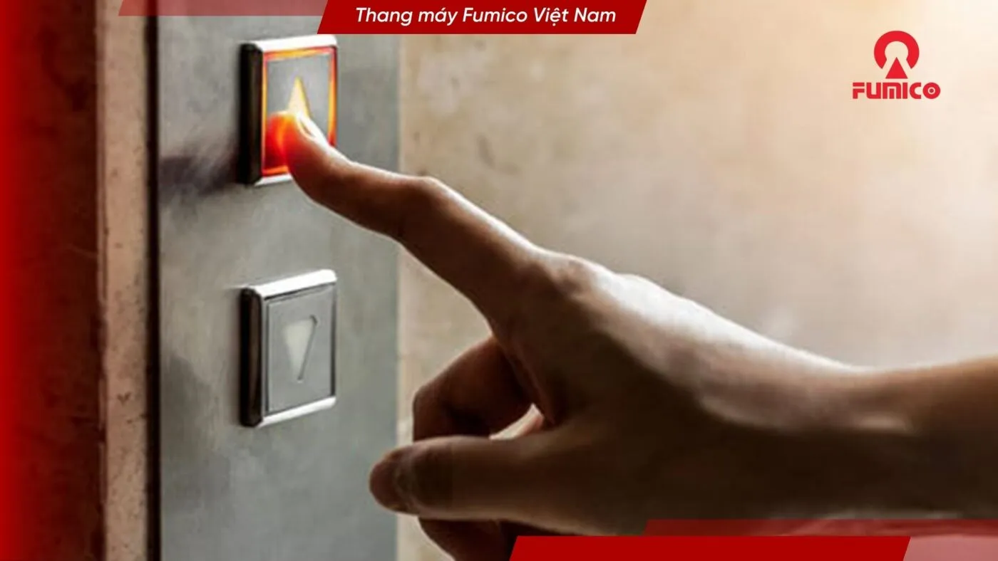 Các ký hiệu trên bảng điều khiển thang máy có thể khác nhau tùy thuộc vào nhà sản xuất và quy định an toàn của từng quốc gia.