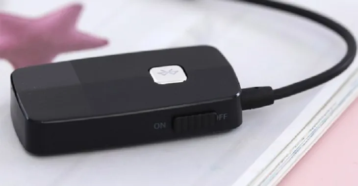 Minh họa cách cắm USB Bluetooth vào cổng USB của máy tính xách tay