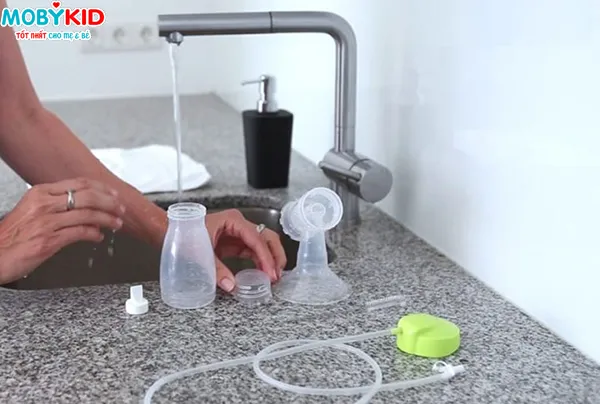 Hướng dẫn vệ sinh máy vắt sữa bằng xà phòng và nước ấm sau mỗi lần dùng
