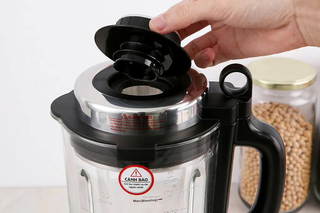 Cách Sử Dụng Máy Xay Nấu Đa Năng Bằng Cách Cho Thực Phẩm Vào Cối Và Đóng Nắp Chắc Chắn