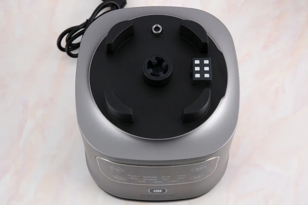 Vệ Sinh Đế Máy Xay Nấu Đa Năng Bằng Vải Mềm Khô Để Tránh Nước Tiếp Xúc Với Linh Kiện Điện Tử