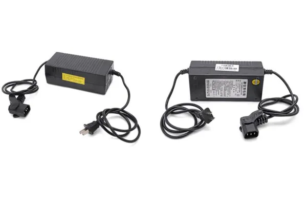 Bộ sạc xe máy điện trẻ em, nên sử dụng sạc đồng bộ với ắc quy để tăng tuổi thọ