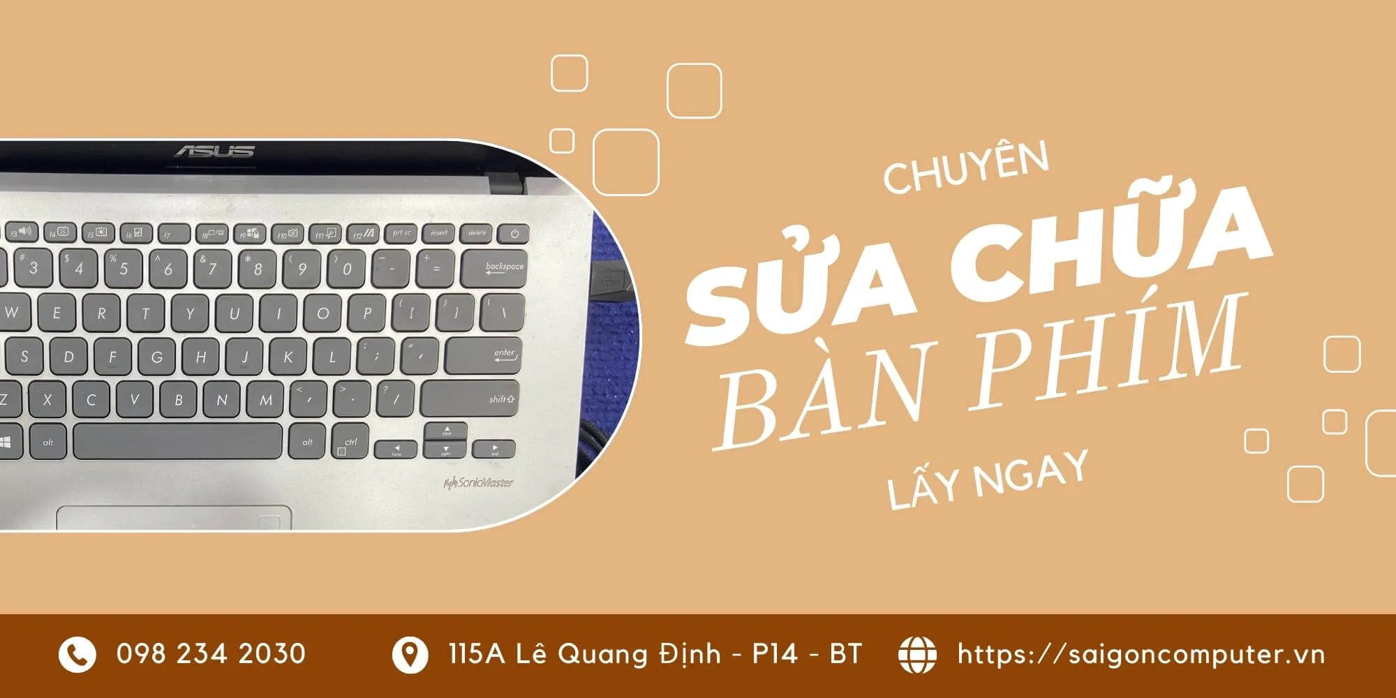 Kỹ thuật viên đang thay thế bàn phím laptop mới, một giải pháp hiệu quả cho cách sửa bàn phím máy tính bị kẹt hỏng mạch.