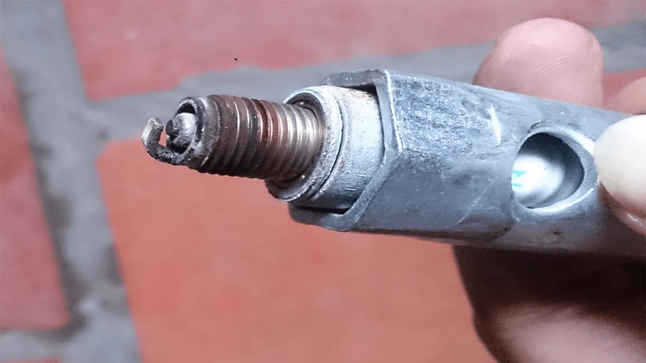 Kiểm tra bugi xe máy bị đen và khô, dấu hiệu của động cơ thừa nhiên liệu khi áp dụng cách sửa bugi xe máy hiệu quả.