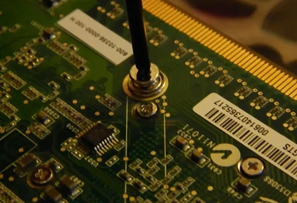 Tháo các ốc vít cố định tản nhiệt (heatsink) trên card đồ họa để tiếp cận chip xử lý.