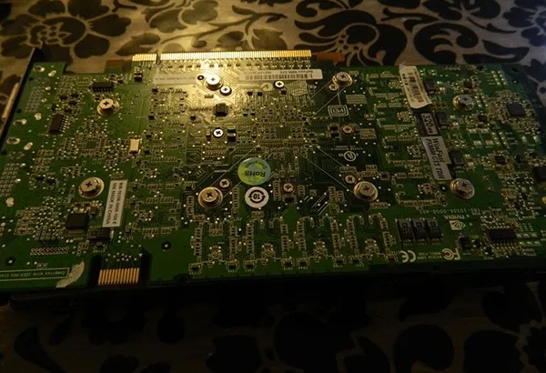 Hình ảnh chi tiết card đồ họa sau khi đã tháo các vít giữ chặt phần tản nhiệt.