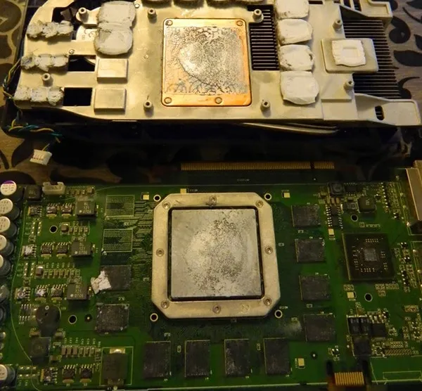 Quan sát phần tản nhiệt của card đồ họa sau khi đã được tháo rời khỏi bo mạch chính.