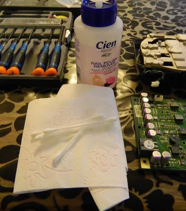 Làm sạch cẩn thận chip đồ họa bằng cồn isopropyl và tăm bông để loại bỏ keo tản nhiệt cũ và bụi bẩn.