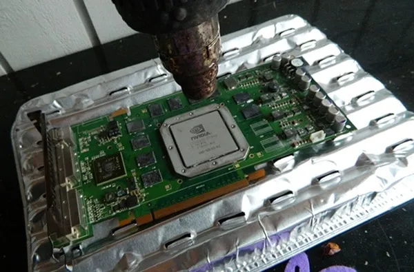 Sử dụng mỏ hàn để làm nóng nhẹ nhàng xung quanh chip đồ họa, giúp các mối hàn bị lỏng kết nối lại, một phần trong cách sửa chữa máy tính.