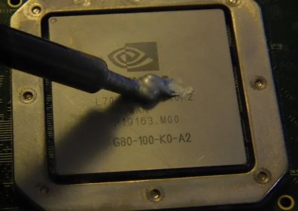 Tra một lượng keo tản nhiệt mới vào trung tâm chip đồ họa, sau đó nhẹ nhàng đặt tản nhiệt lên để keo dàn đều.