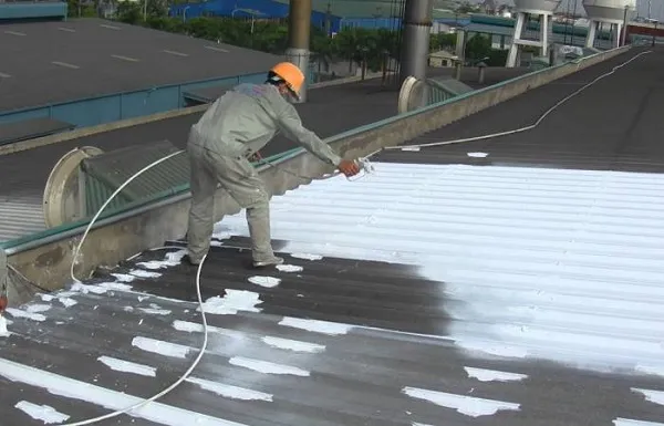 Thi công tấm phủ chống thấm cho mái tôn để ngăn ngừa dột triệt để