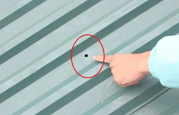 Quy trình kiểm tra và chuẩn bị bề mặt trước khi sửa mái tôn bị dột